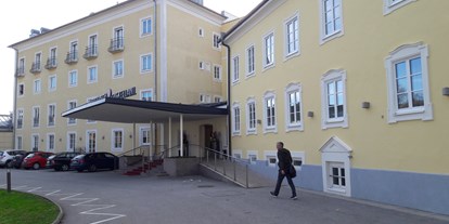 Stadthotels - Parkplatz: gebührenpflichtig beim Hotel - Salzburg-Stadt (Salzburg) - Der Eingang in das große gepflegte Hotel - ARCOTEL Castellani Salzburg