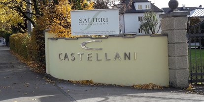 Stadthotels - Parkplatz: gebührenpflichtig beim Hotel - Österreich -  Einfahrt - ARCOTEL Castellani Salzburg