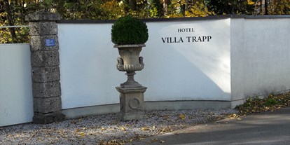 Stadthotels - Parkplatz: kostenlos beim Hotel - Einfahrt - Villa Trapp