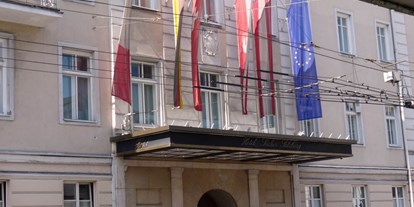 Stadthotels - 24-Stunden Rezeption - Salzburg - Eingang zum Hotel - Hotel Sacher Salzburg