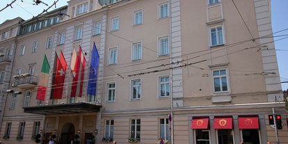Stadthotels - Klassifizierung: 5 Sterne S - Salzburg-Stadt Altstadt - Außenansicht vom Hotel und Cafe Sacher - Hotel Sacher Salzburg