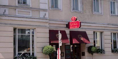 Stadthotels - Preisniveau: exklusiv - Salzburg - Eingang Cafe Sacher - Hotel Sacher Salzburg