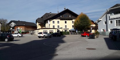 Stadthotels - Klassifizierung: 3 Sterne - Salzburg-Stadt (Salzburg) - Großer Parkplatz vor dem Haus - Hotel-Gasthof HartlWirt