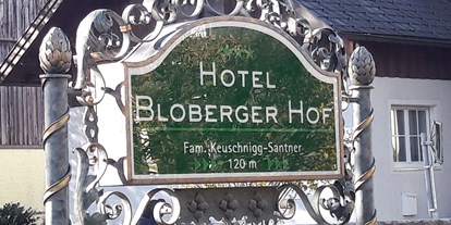 Stadthotels - Parkplatz: kostenlos beim Hotel - Das Einfahrtsschild an der Moosstraße - Hotel Bloberger Hof