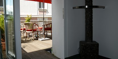 Stadthotels - Parkplatz: gebührenpflichtig beim Hotel - Salzburg-Stadt (Salzburg) - Flur mit Blick zur Terrasse - BerglandHotel