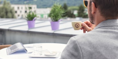 Stadthotels - Ladestation Elektroauto - Österreich - Kaffeegenuss auf der Dachterrasse des Hotels - Amadeo Hotel Schaffenrath