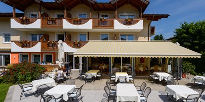 Stadthotels - Pools: Schwimmteich - Salzburg - .. auf der großen Sonnenterrasse im Garten mit Blick zum Schwimmteich - Hotel Himmelreich