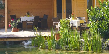 Stadthotels - Pools: Schwimmteich - Salzburg - Auch auf unserem Teichplatz lässt es sich wunderbar frühstücken - Hotel Himmelreich