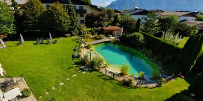 Stadthotels - barrierefrei - Salzburg - Unser Bio-Schwimmteich ist ein Stück Natur pur. Im Garten stehen die Sonnenliegen schon bereit - wir haben viel Platz zum Entspannen - Hotel Himmelreich