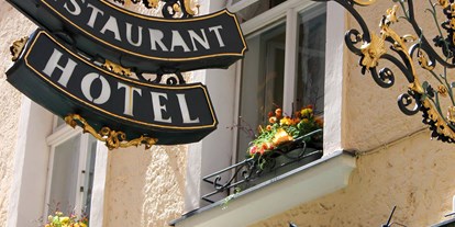 Stadthotels - 24-Stunden Rezeption - Salzburg-Stadt Altstadt - Schild Restaurant und Hotel Elefant - Hotel Elefant