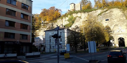 Stadthotels - Festung Hohensalzburg - Salzburg-Stadt Altstadt - Links das Hotel Neutor, rechts das Neutor oder Sigmundstor, ein kurzer Tunnel der in die Altstadt führt - Am Neutor Hotel Salzburg Zentrum