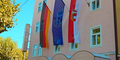 Stadthotels - 24-Stunden Rezeption - Salzburg - Flaggen an der Außenfassade - Hotel Vier Jahreszeiten