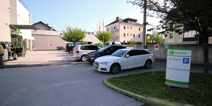 Stadthotels - barrierefrei - Salzburg-Stadt Schallmoos - Parkplatz beim Hotel - Holiday Inn Salzburg City