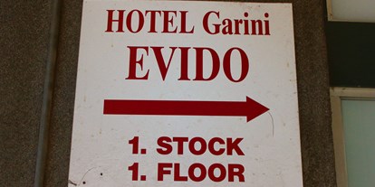 Stadthotels - Altstadt - Salzburg-Stadt Elisabeth-Vorstadt - Hinweisschild zum Hotel im 1. Stock - Hotel Evido Salzburg City Center