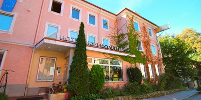 Stadthotels - Parkplatz: kostenlos beim Hotel - Außenansicht Hotel Hohenstauffen - Hotel Hohenstauffen