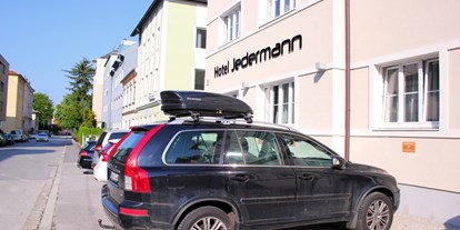 Stadthotels - Preisniveau: günstig - Salzburg-Stadt Schallmoos - Parkplatz des Hotels Jedermann - Hotel Jedermann