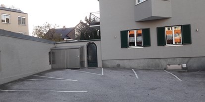 Stadthotels - Salzburg-Stadt Maxglan - Parkplätze direkt beim Hotel - B&B Hotel Junior