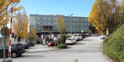 Stadthotels - Parkplatz: kostenlos beim Hotel - Das Hotel Ibis Salzburg Nord verfügt auch über einen Parkplatz - B&B Hotel Salzburg-Nord
