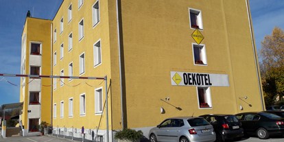 Stadthotels - Parkplatz: kostenlos beim Hotel - Hotel Oekotel Einfahrt - OEKOTEL Salzburg Messe