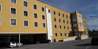 Stadthotels - Parkplatz: kostenlos beim Hotel - Hotel Südansicht - OEKOTEL Salzburg Messe