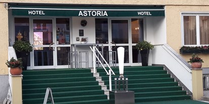 Stadthotels - Parkplatz: kostenlos beim Hotel - Eingang - Hotel Astoria