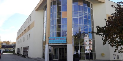 Stadthotels - Parkplatz: kostenlos beim Hotel -  Eingang Arena City Hotel Salzburg - FourSide Hotel Salzburg