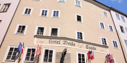 Stadthotels - Parkplatz: gebührenpflichtig in Gehweite - Salzburg-Stadt Altstadt - Außenfassade - Altstadthotel Weisse Taube
