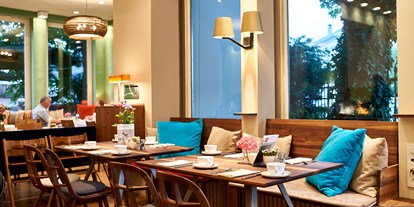 Stadthotels - 24-Stunden Rezeption - Salzburg - Frühstücksraum mit großen Fenstern - Hotel Auersperg