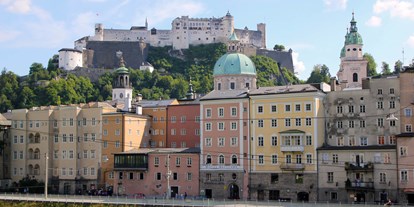 Stadthotels - Preisniveau: exklusiv - Salzburg-Stadt Altstadt - Das Radisson Blu Hotel Altstadt mit Blick auf die Festung Hohensalzburg im Hintergrund. - Radisson Blu Hotel Altstadt