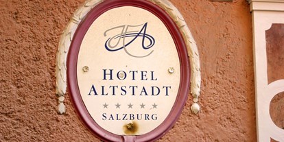 Stadthotels - Preisniveau: exklusiv - Salzburg-Stadt Altstadt - Hinweisschild vom Hotel - Radisson Blu Hotel Altstadt