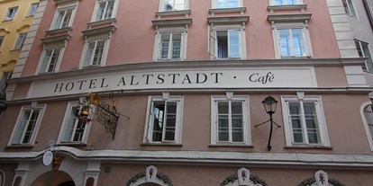 Stadthotels - 24-Stunden Rezeption - Salzburg-Stadt Altstadt - Fassade vom Hotel - Radisson Blu Hotel Altstadt