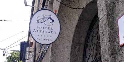 Stadthotels - Preisniveau: exklusiv - Salzburg-Stadt Altstadt - Hinweisschild vom Hotel - Radisson Blu Hotel Altstadt