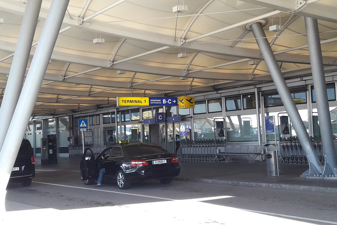Hotel: Das Flughafenterminal befindet sich nur wenige Schritte entfernt, perfekt für frühe Flüge :-) - Airporthotel Salzburg