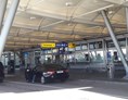 Hotel: Das Flughafenterminal befindet sich nur wenige Schritte entfernt, perfekt für frühe Flüge :-) - Airporthotel Salzburg