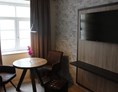 Hotel: Sitzbereich im Zimmer 36m²
TV 43 Zoll - Loft Collection Salzburg Mirabell 