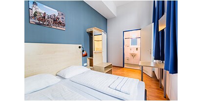 Stadthotels - Salzburg-Stadt (Salzburg) - Die innovative Kombination aus Hotel und Hostel unter einem Dach ermöglicht jedermann ein Zimmer passend zum Reisebudget. Die Zimmervielfalt im Hotelbereich umfasst Einzel-, Doppel- und Familienzimmer. Die Hostelzimmer sind mit mehreren Etagenbetten versehen und eignen sich für junge und junggebliebene Sparfüchse mit Lust auf Europas aufregendste Metropolen! Sowohl Hotel- und Hostelzimmer sind standardmäßig mit eigenem Bad inklusive Dusche/WC und kostenfreiem Wi-Fi ausgestattet. - always best price on aohostels.com - A&O Salzburg Hauptbahnhof