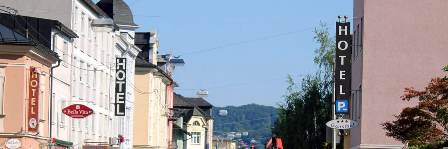 Straße mit mehreren 3-Sterne-Hotels in Schallmoos