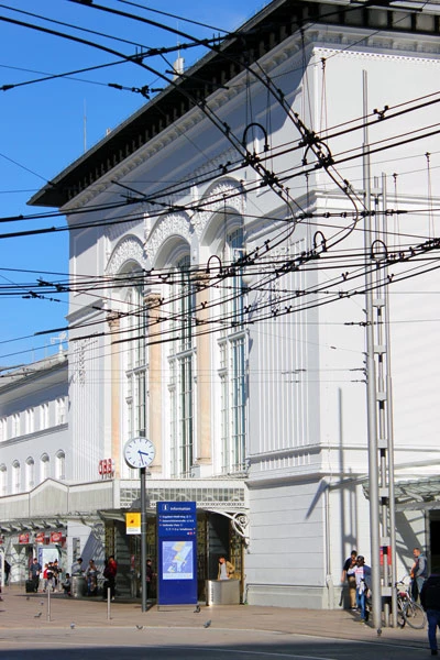 Salzburger Hauptbahnhof mit Oberleitungen im Vordergrund