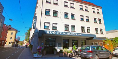 Stadthotels - 24-Stunden Rezeption - Außenansicht Eingang des Hotels Der Salzburger Hof - Hotel Der Salzburger Hof