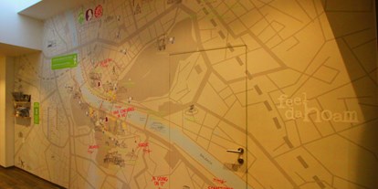 Stadthotels - Klassifizierung: 4 Sterne - Salzburg-Stadt (Salzburg) - Stadtplan an der Wand - Hotel Der Salzburger Hof
