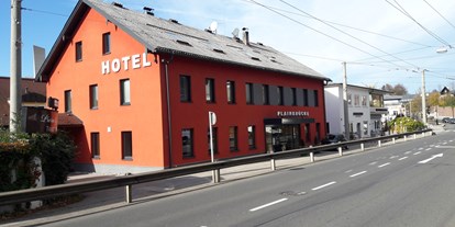Stadthotels - Parkplatz: kostenlos beim Hotel - Salzburg-Stadt Itzling - Das Hotel befindet sich an einer wichtigen einfahrtsstrasse in die Stadt nachts ist es aber ruhig - Hotel Plainbrücke
