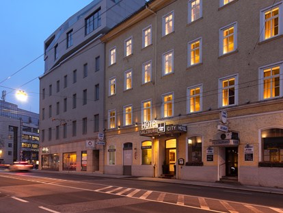 Stadthotels - Preisniveau: günstig - Salzburg-Stadt Neustadt - Außenansicht des Urban Stay Salzburg City Hotesl in zentraler Lage - Urban Stay Salzburg City