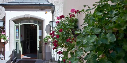 Stadthotels - Parkplatz: gebührenpflichtig in Gehweite - Salzburg-Stadt (Salzburg) - Eingang des Hotels Schwarzes Rössl - Hotel Schwarzes Rössl