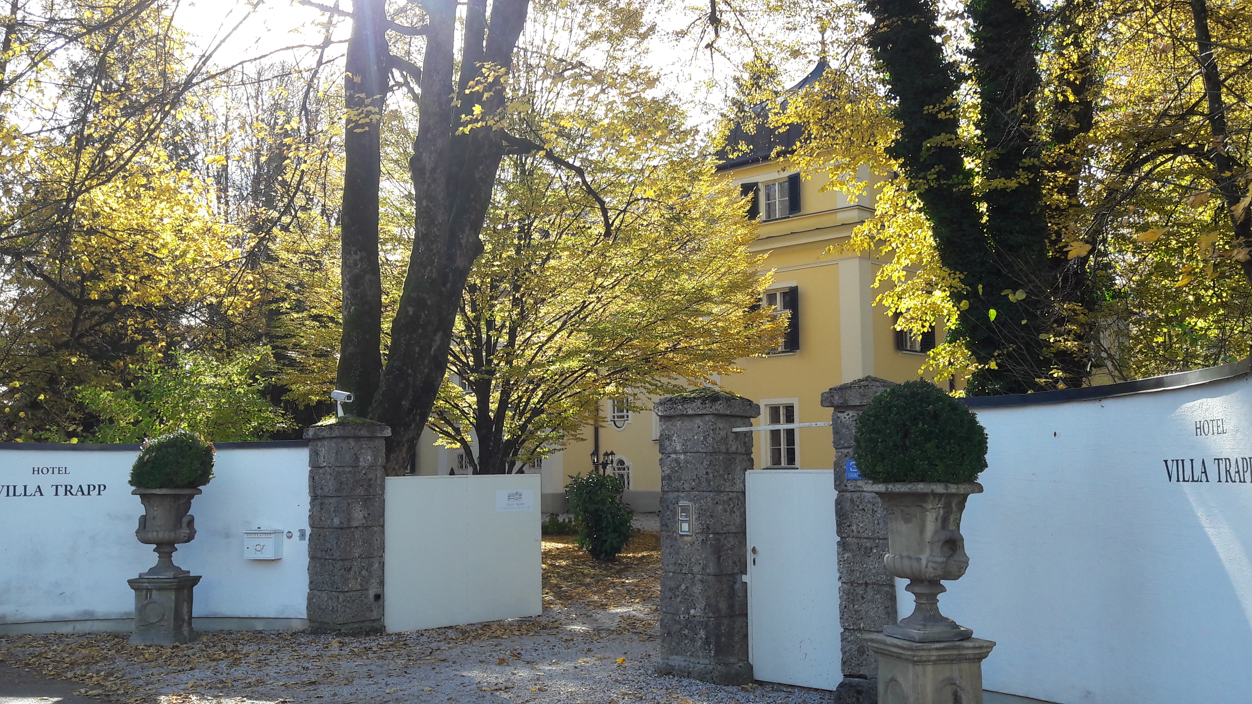 Hotel - Die Villa Trapp liegt absolut ruhig, schlossähnlich in einem Park mit altem Baumbestand - Villa Trapp
