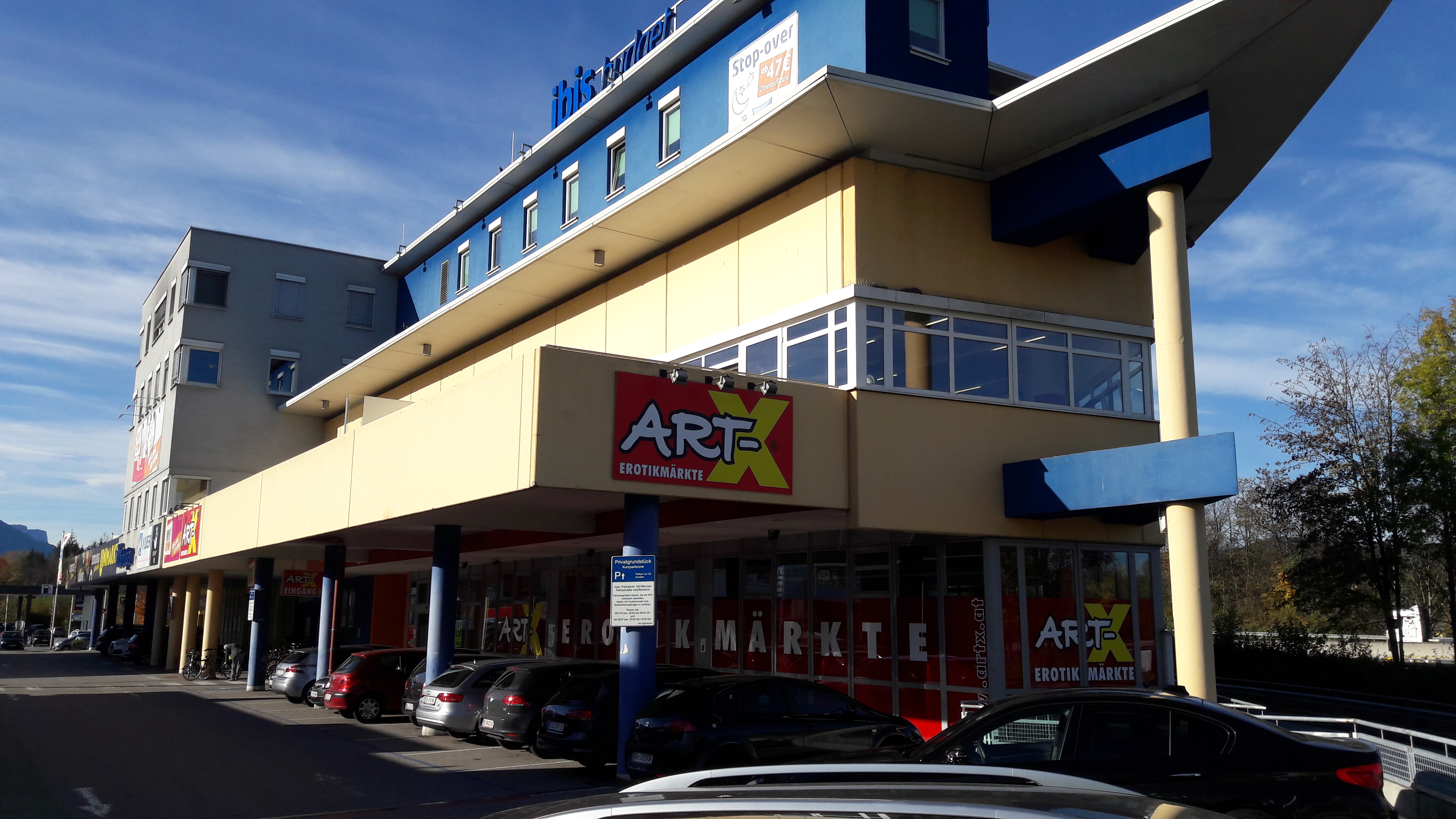 Hotel - Das Ibis Budget Hotel befindet sich neben der Autobahn und neben einem Einkaufs- und Gewerbegebiet - Ibis Budget Salzburg Airport