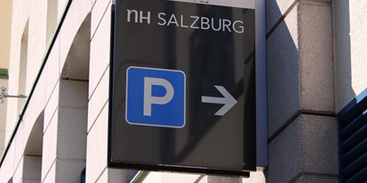 Stadthotels - Hunde: erlaubt - Salzburg-Stadt Andräviertel - Hinweistafel zur Tiefgarage des Hotels - NH Salzburg City