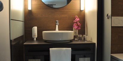 Stadthotels - Salzburg - Badezimmer mit Fussbodenheizung
Dusche, separates WC
Fön, Kosmetiktücher
Seifenspender am Waschbecken und in der Duschkabine - Loft Collection Salzburg Mirabell 