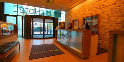 Stadthotels - 24-Stunden Rezeption - Rezeption im H+ Hotel Salzburg - H+ Hotel Salzburg