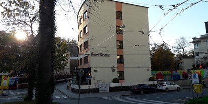 Stadthotels - Preisniveau: günstig - Hotel Neutor vom Mönchsbergtunnel aus gesehen - Am Neutor Hotel Salzburg Zentrum