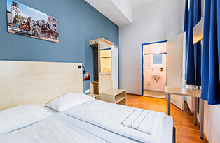 Hotel - Die innovative Kombination aus Hotel und Hostel unter einem Dach ermöglicht jedermann ein Zimmer passend zum Reisebudget. Die Zimmervielfalt im Hotelbereich umfasst Einzel-, Doppel- und Familienzimmer. Die Hostelzimmer sind mit mehreren Etagenbetten versehen und eignen sich für junge und junggebliebene Sparfüchse mit Lust auf Europas aufregendste Metropolen! Sowohl Hotel- und Hostelzimmer sind standardmäßig mit eigenem Bad inklusive Dusche/WC und kostenfreiem Wi-Fi ausgestattet. - always best price on aohostels.com - A&O Salzburg Hauptbahnhof